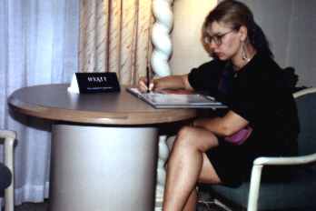 Anita im Hyatt-Hotel Los Angeles beim Schreiben unseres Tagebuches