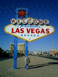 Anklicken: Das berühmte Eingangsschild zu Las Vegas auf dem Strip, mittlerweile einige hundert Meter weiter entfernt als noch vor 10 Jahren.