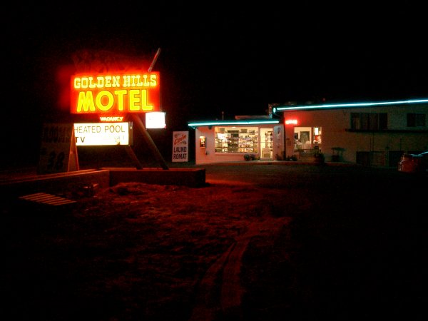 KLICK: "Golden Hills Motel" bei Nacht