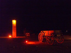 ANKLICKEN: Sotovepipe Wells bei Nacht