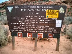 ANKLICKEN: Schild des Wire Pass Trailheads