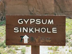 ANKLICKEN: Hinweisschild zur Gypsum Sinkhole