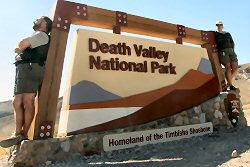 ANKLICKEN: Eingangsschild zum Death Valley National Park