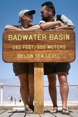 ANKLICKEN: Anita & Harry am "Badwater Basin"-Schild