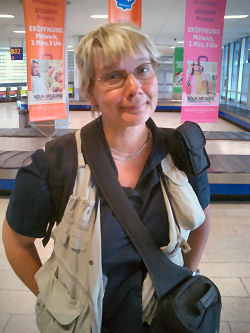 Anita bei der Ankunft am Kölner Flughafen