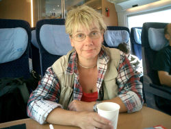 Anita bei der Rückfahrt im Zug von Frankfurt nach Köln