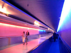Light and Sound beim Durchfahren des Tunnels unter dem Terminal