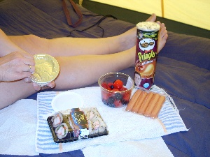 Dinner im Zelt: Sushi, mit Käse gefüllt Würstchen, Pringles und als NAchtisch Waldbeeren