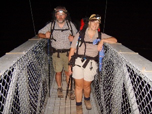 Anita und Hartmuth auf der Suspension-Bridge, nur wenige 100 Meter vom Campground entfernt