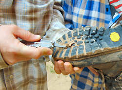 Pflege der Schuhe ist unabdingbar, Mit dem Leatherman entfernen wir den Schlamm aus der Sohle, bevor er aushärtet