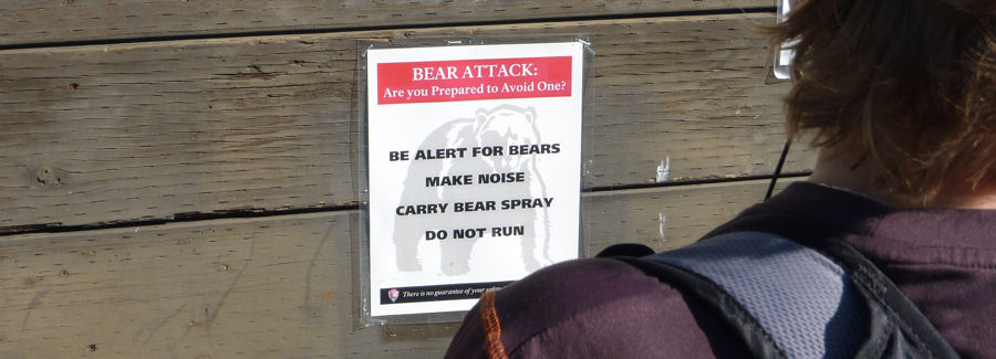 Schild mit Warnung vor Bären