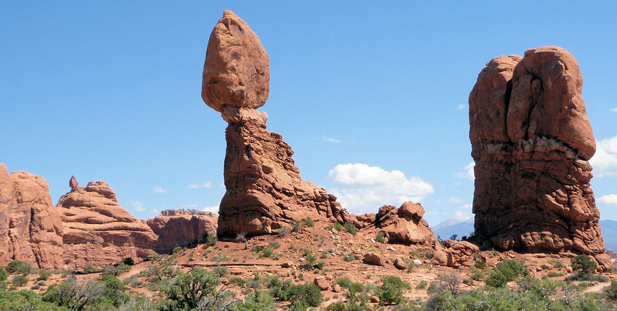 Balanced Rock: Eiförmiger Stein auf einem Felsen