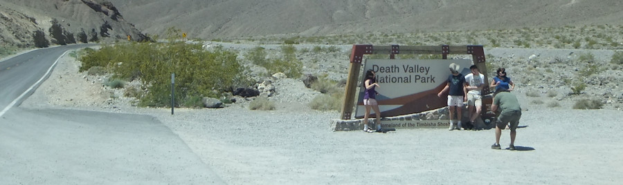 Death Valley Eingangsschild Gruppe