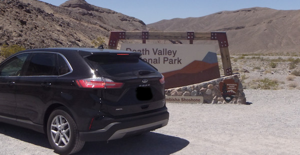 Death Valley _ Wagen vor dem Eingangsschild