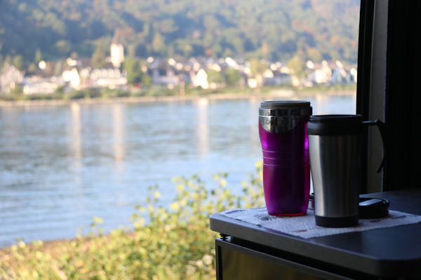 Kaffeetassen mit Blick auf dnm Rhein
